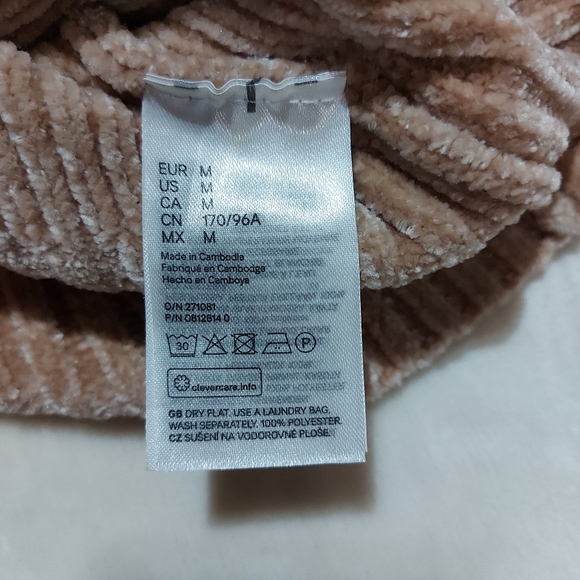 Divided V-neck Cropped Long Sleeve Sweater - Picture 6 of 7